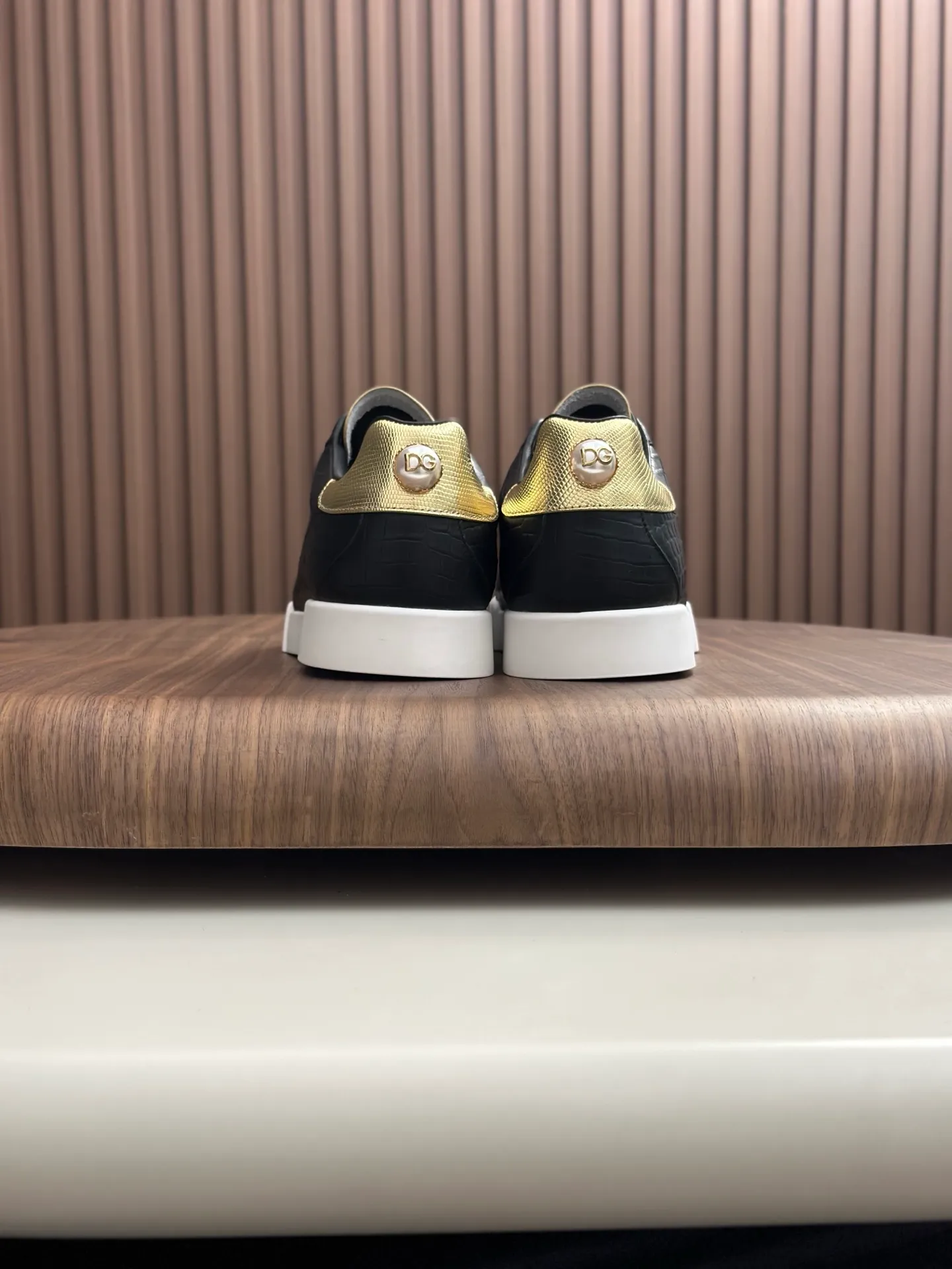 New product 💰800 DG Dolce & Gabbana men's shoes 💰ortofino calfskin sneakers ♞size; 39~44 (customized 38.45.46) Iconic men's shoes 💰ortofino series of sneakers, classic and timeless style, now presented with fashionable details. The calfskin engraved DG logo is a subtle finishing touch. Men's shoes💰ortofino calfskin sneakers: